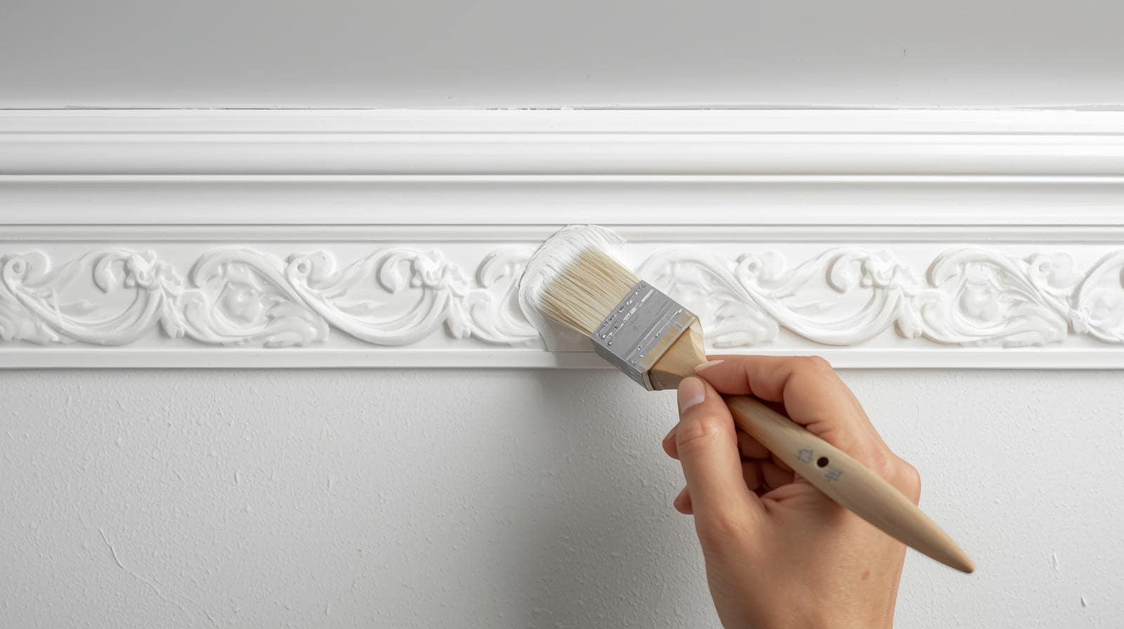 Painting Around Decorative Moldings Without Bleeding or Overlap